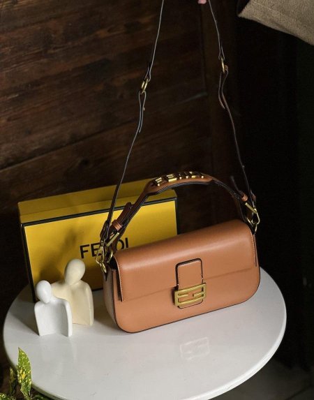 תיק יוקרתי בעיצוב מרשים ונוחות מושלמת